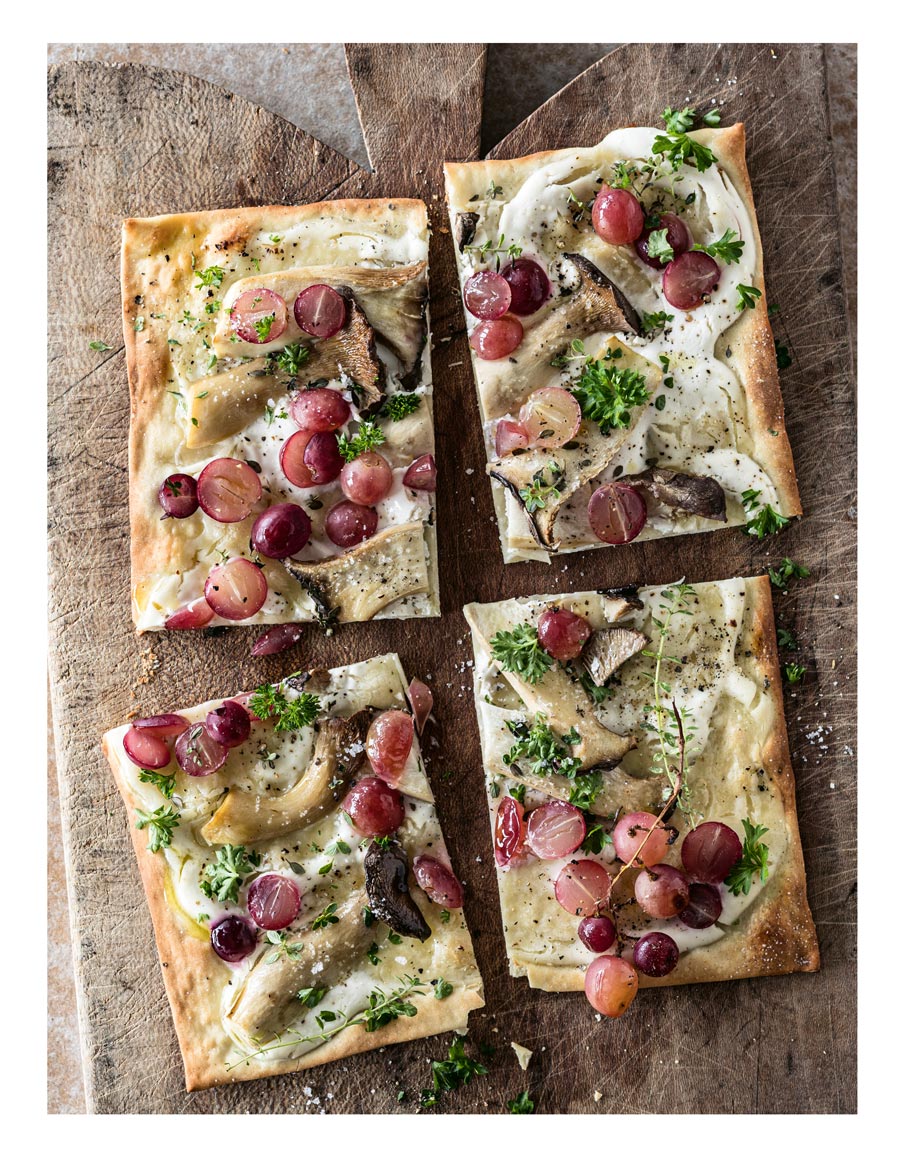 Flammkuchen mit Pilzen und Weintrauben